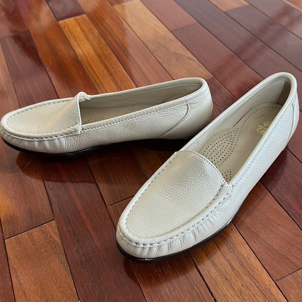 NEW SAS Tripad Comfort Loafers Bone Shoes Size 9 Slim Narrow 9S